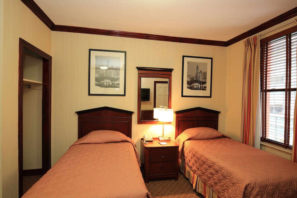 Two Bedroom Apartment 1 queen bed, two twins, plus sofa bed - Guestroom