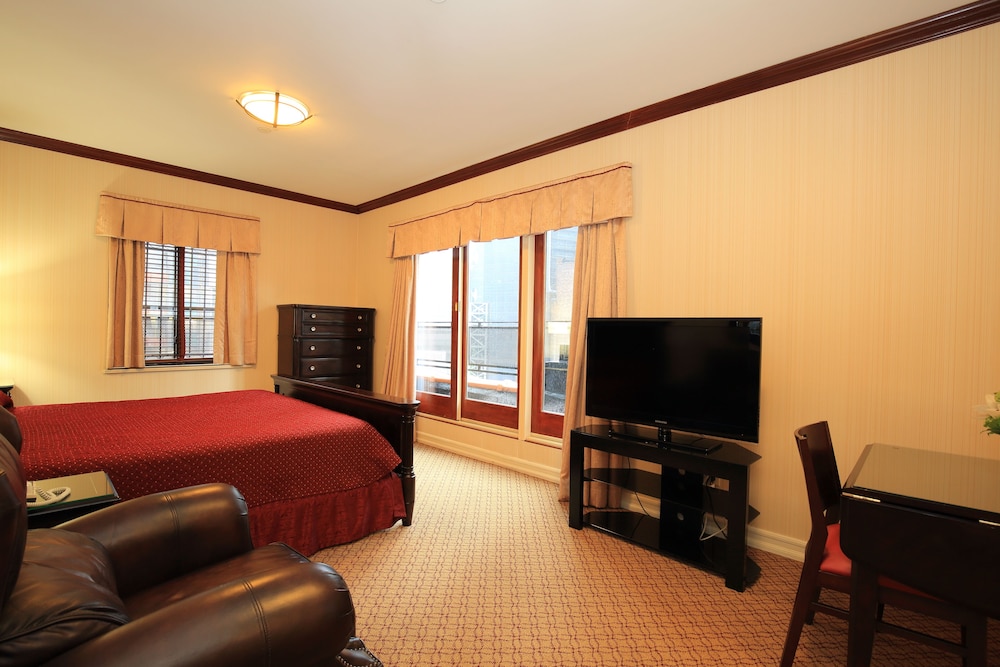 Penthouse Studio with King Bed - Guestroom