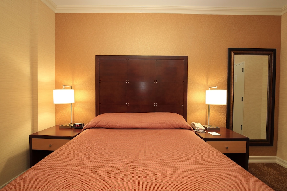 Two Bedroom Apartment 1 queen bed, two twins, plus sofa bed - Guestroom