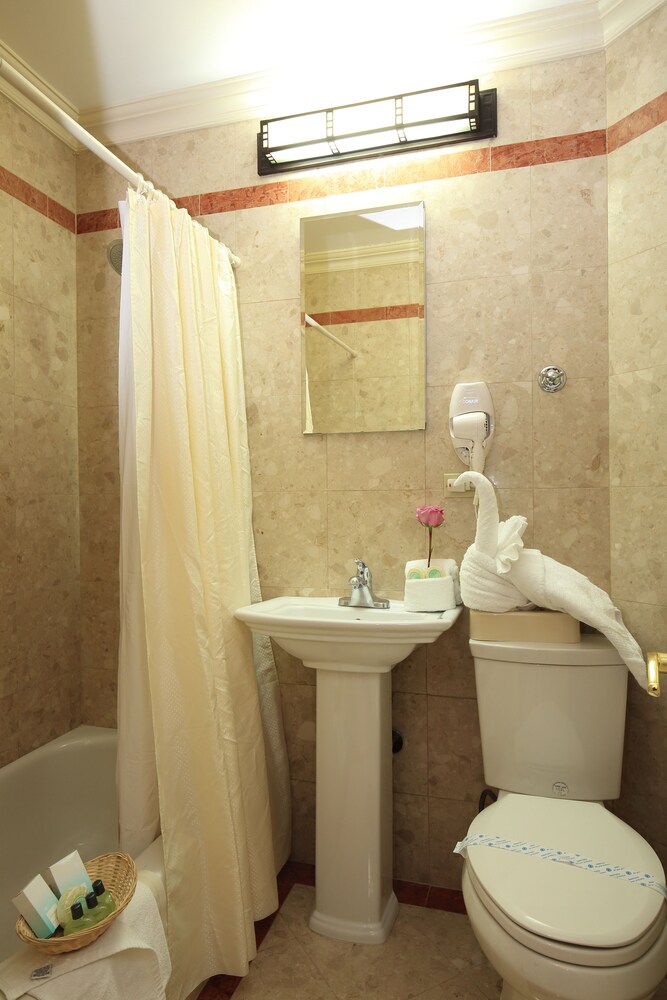 One bedroom Apartment with King bed plus sofa bed - Bathroom