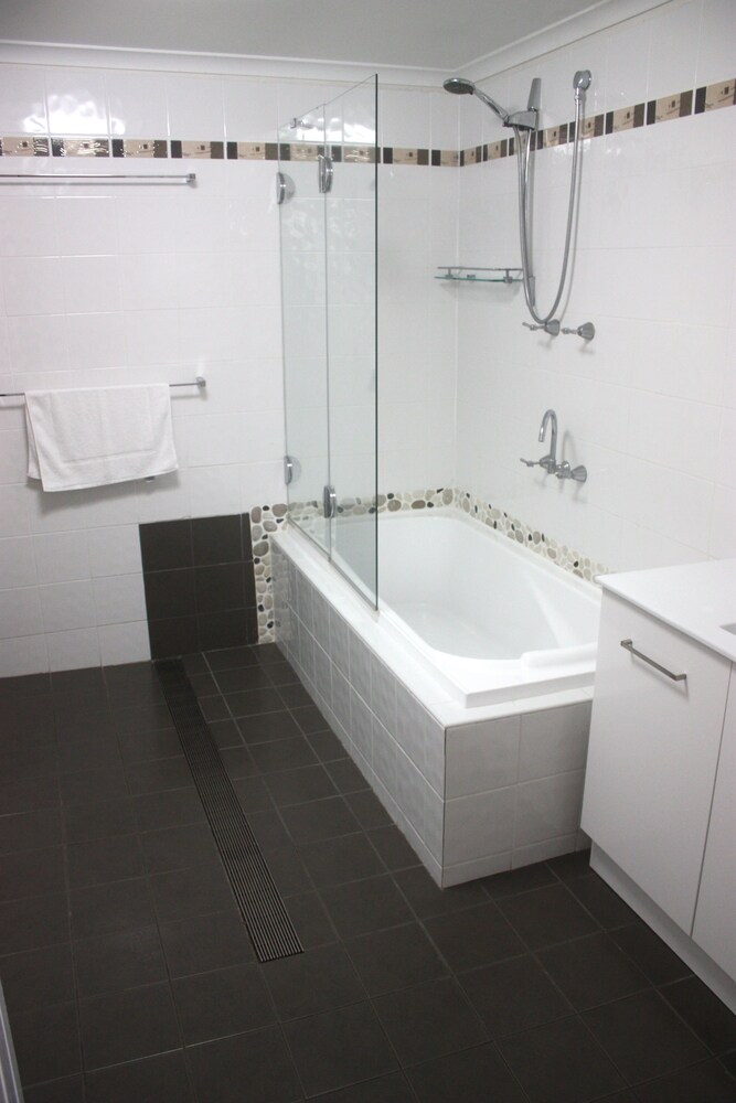 Apartment, 2 Bedrooms - Bathroom