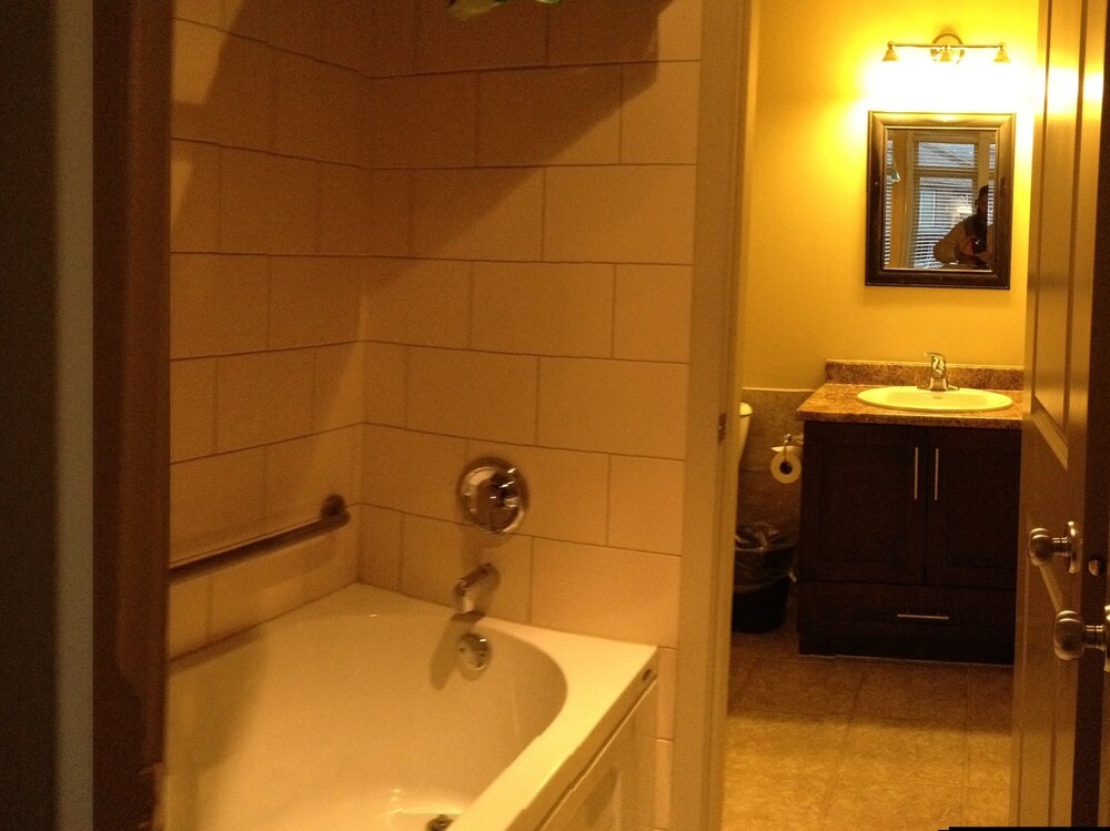 Deluxe One-Bedroom Apartment with Balcony - Bathroom