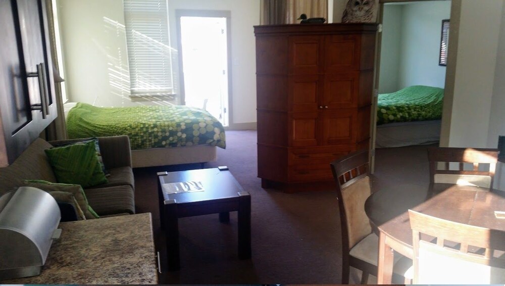 Deluxe Two Room Studio with Balcony - Guestroom