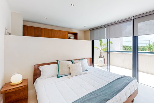 Fourth-Floor Penthouse w/Private Pool on Deck, Free WiFi, Shared Gym, Partial AC