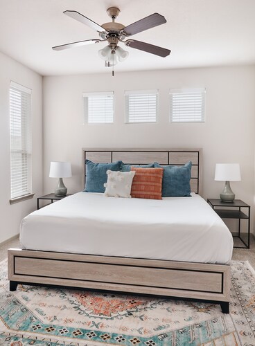 Enjoy La Estrella - 2 BR 2 BA, 5 min to Sea World!