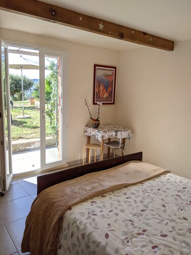 DANS LE CAP CORSE,REZ-DE-CHAUSSEE DE VILLA, JARDIN PRIVATIF, VUE MER/ MONTAGNE.