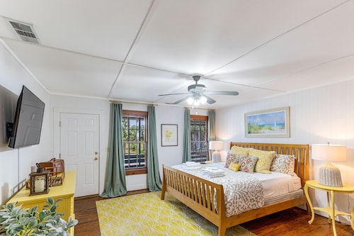 Coastal cool with large porch just steps to beach + parking by Lucky Savannah