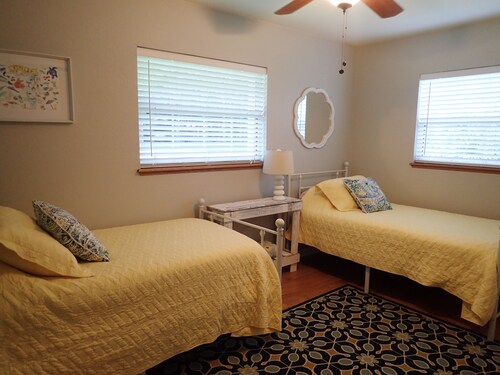 WATERFRONT DEEP WATER CANAL WITH DIRECT ACCESS Sleeps 8