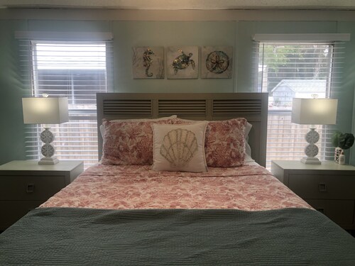 Reel Paradise Cottage- Canal Front- Bring your Boat to our 50’ Dock!