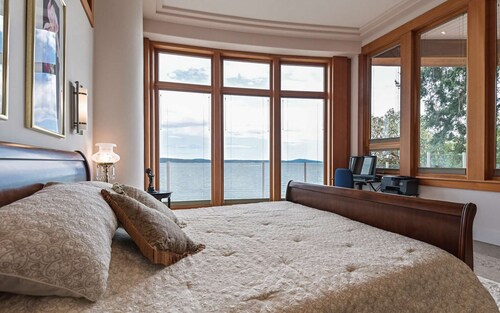 Oceanfront Luxury Property with Hot Tub
