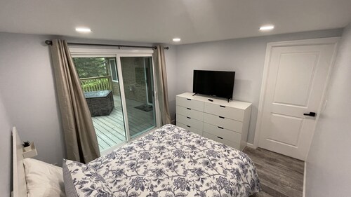 Modern New, HotTub, A/C, Webber Grill, 2 Decks, FirePit