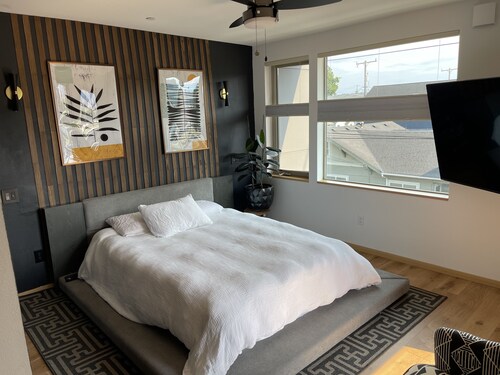 Cheerful new modern townhome close to downtown