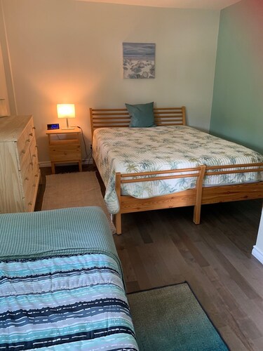 Spotless Bungalow Beach House-close to beach, restaurants and shops!