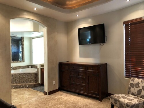 Getaway at Hopi Beautiful location w/secure garage parking for boat/trailer/toys