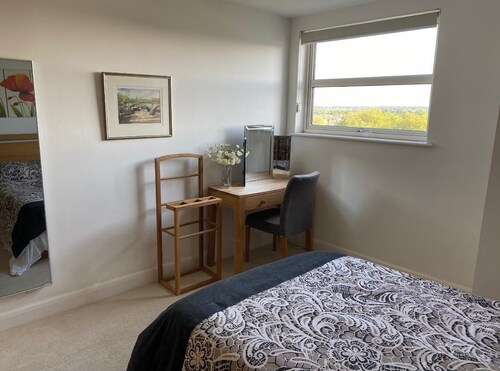 Luxury 2 bedroom 2 bathroom entire flat Kew Bridge