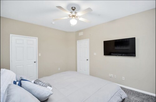 NASA AREA 20 Minutes from Downtown Houston! 3 acre lake behind this 2bdr 2 bath!