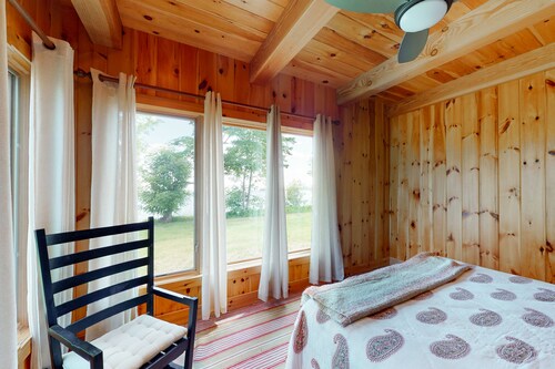Delightful Waterfront Escape W/ Three Kayaks, Free WiFi, Beach Access & More!