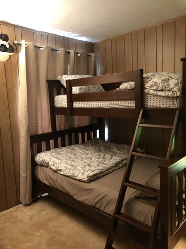 NEW!!! Year round vacation location - serene, near lakes, hikes, wilderness
