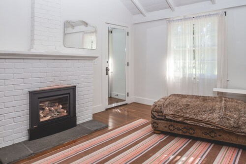 1 Br/1 Ba Honeymoon Cottage