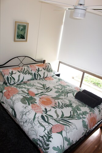 Fresh, relaxed 2 bed apartment, only 1.9kms from the beach, close to shops