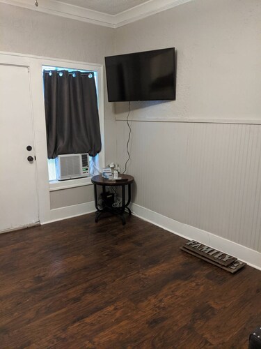 Willett 1 Adorable Two bedroom