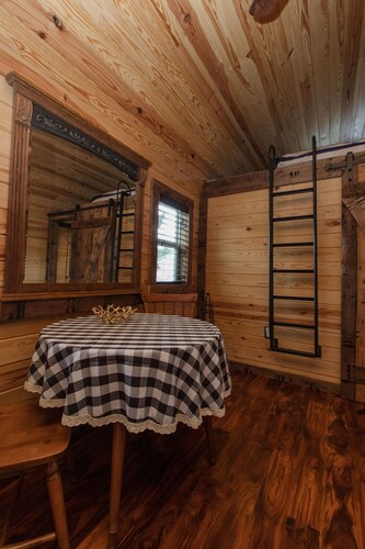 Fox Wood Cabin Secluded with Hot Tub/ kid + pet friendly