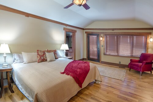Charming Downtown Frankfort Condo overlooking Betsie Bay