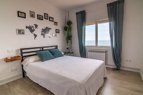 Idyllic, unique flat with spectacular sea views. Garage and Wi-fi.