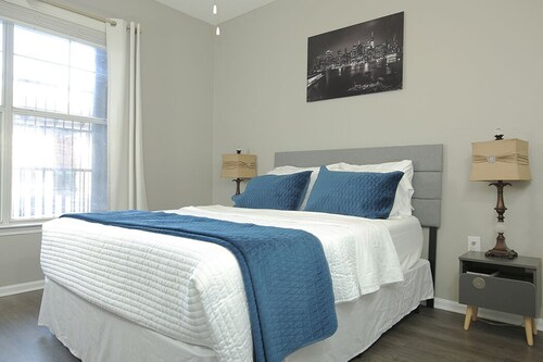 Private & DOWNTOWN! Free Parking and pet friendly!