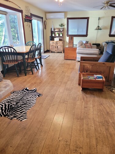 Rustic Pines 4 seasons Waterfront Cottage on Lake Sturgeon<br>!!HOLIDAY DISCOUNT!!