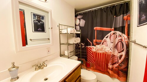 Funky movie House, stunning views! 4 min to Joshua Tree park, Fire Pit & Pool