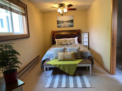Serene Lakefront Cottage -Beautiful Fall Colors, Gorgeous Sunsets & Starry Skies