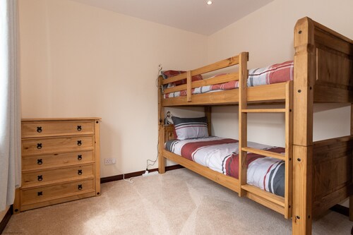 Rothwell Cottage - sleeps 6 guests in 3 bedrooms