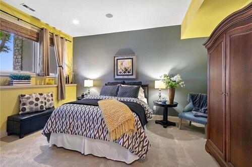 Views of Lake Washington and Mt. Rainier- North Seattle Area. Superb Location!