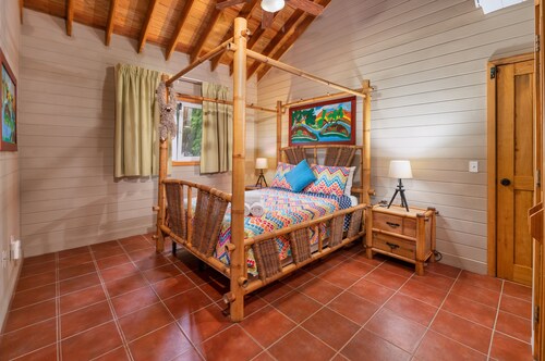 Secluded Oceanfront 4BR Luxury Villa - Fully Staffed on Camp Bay Beach, Roatan
