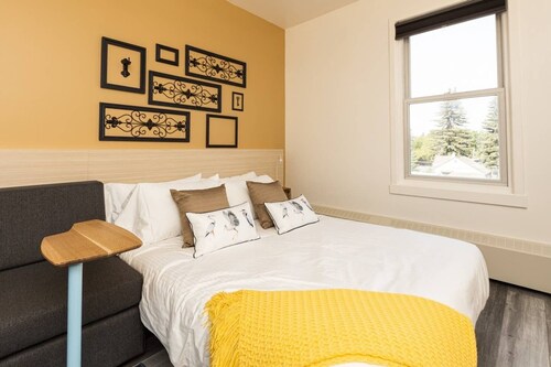 Clean Sophisticated Comfort in Highlands