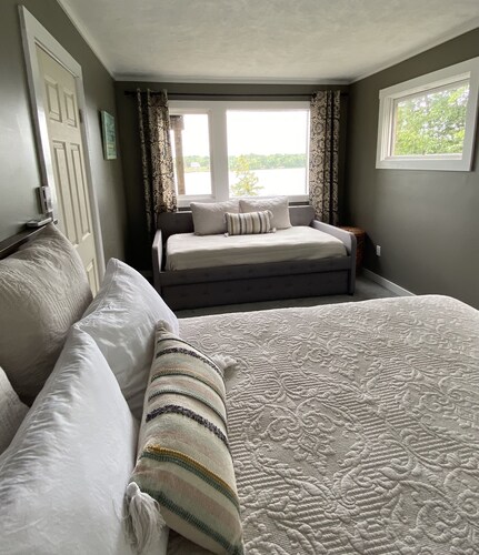 Charming Lakefront Cottage with Bird's Eye Views