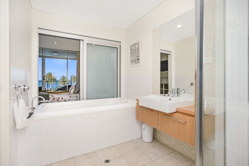 BEACH FRONT & CENTRAL | POOL & GYM | NESPRESSO