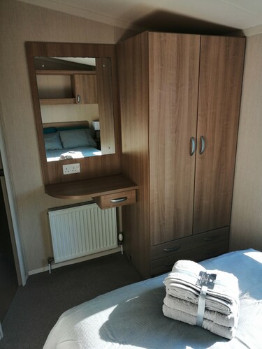 Immaculate & spacious 3 bed private caravan in Littlesea, 10min from beach