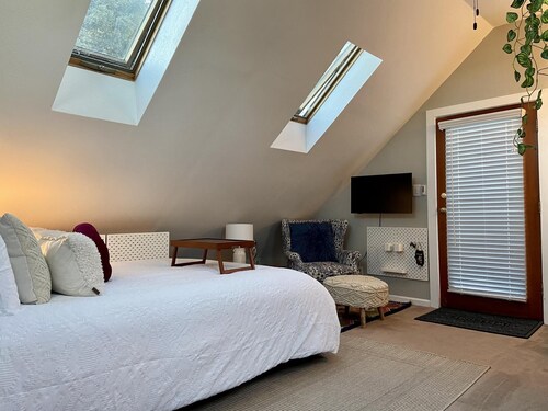 Stylish Seaside Cottage - Walking to Beach Edit