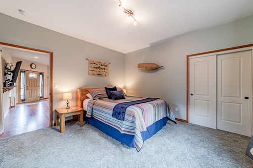 Custom Home Overlooking Redwood Creek Valley w/Deck, Wood Stove, Firepit, WiFi!