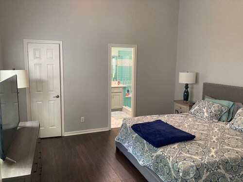 House on lake Conroe, sleeps 7, newly remolded with awesome deck!
