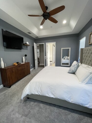 Modern Clean Lake Weir Home - Close to Villages - Monthly Rentals Available