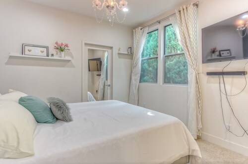 3 Story + 2 BDRM + 2.5 Bath + 2 Parking - House!