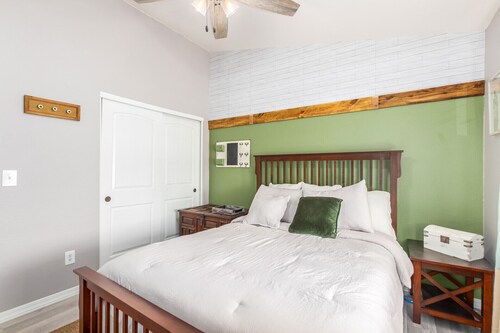 Home with Pool Near Westgate Entertainment District and Near Lake Plesant