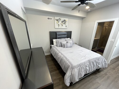 CastHouse: Luxury 3BR Townhouse Near Art Museum & UCity