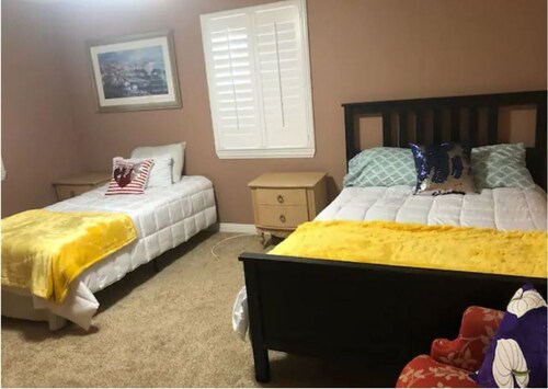Come stay in our beautiful home in upscale neighborhood in Oxnard. Private RoomB