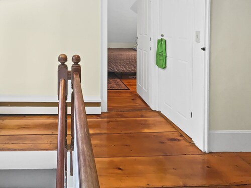 NEVR Cape Cod Presents:.5 miles to beach/biking-Pet friendly, A/C, WIFI.-Captain Kendrick House