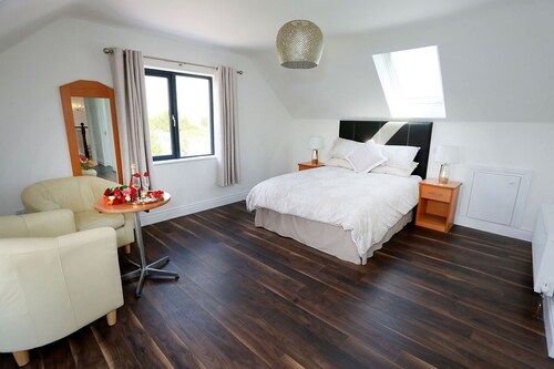Luxury 6 Bedroom Spiddal Villa, Jacuzzi, Balcony. 5 mins to beach