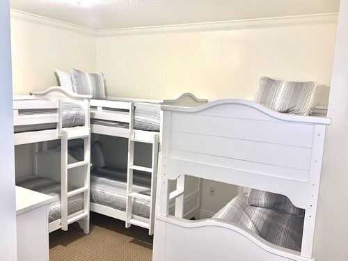 New Listing! 3bd/3ba 2 Master King Suites-Beach chair setup/towels included